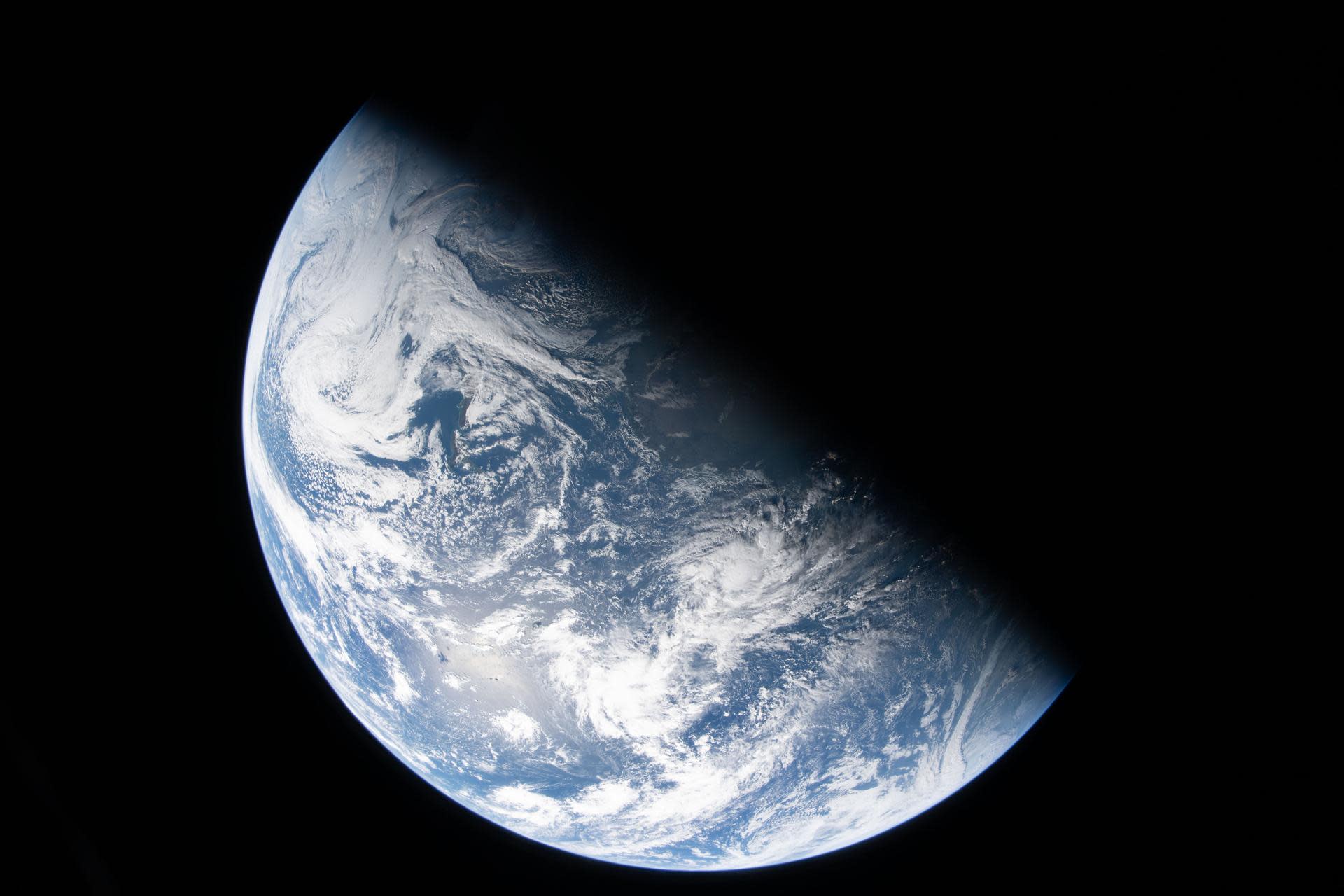 Полярні сяйва з космосу: Artemis II зняла Землю на шляху до Місяця