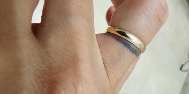 Тату на пальце изначально было тонкой линией. Поплыло, вероятно, из-за того, что мастер во время коррекции сильно затопил иглу