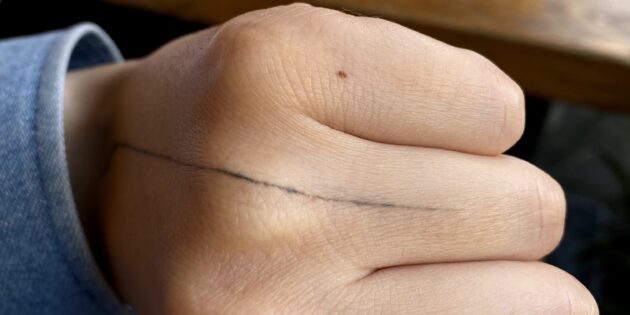 Несмотря на то, что уже была одна коррекция, местами пигмент «выпал», местами подтёк