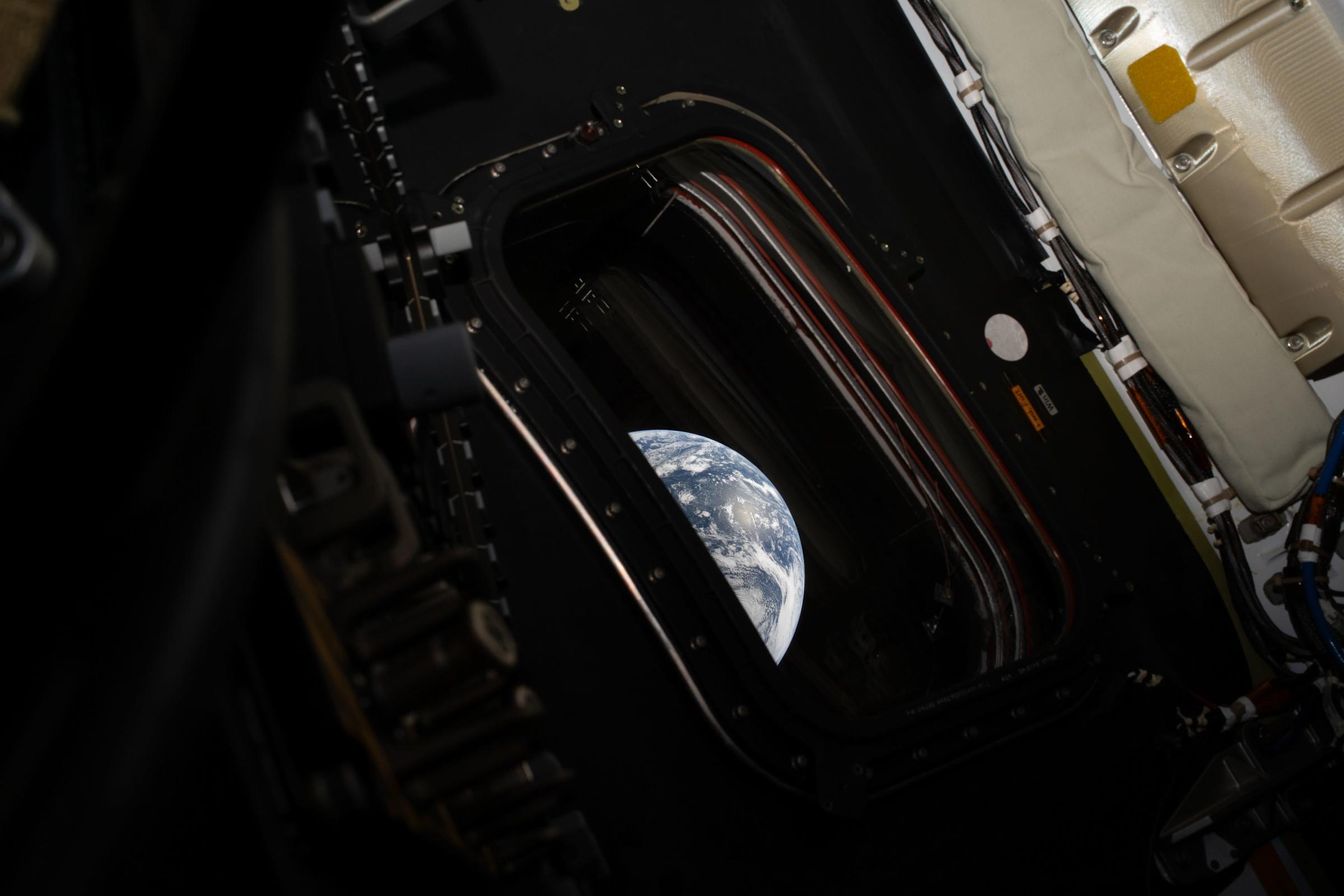 Полярні сяйва з космосу: Artemis II зняла Землю на шляху до Місяця