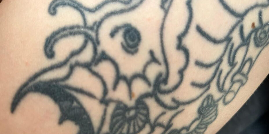 Эта линейная татуировка была сделала начинающим мастером