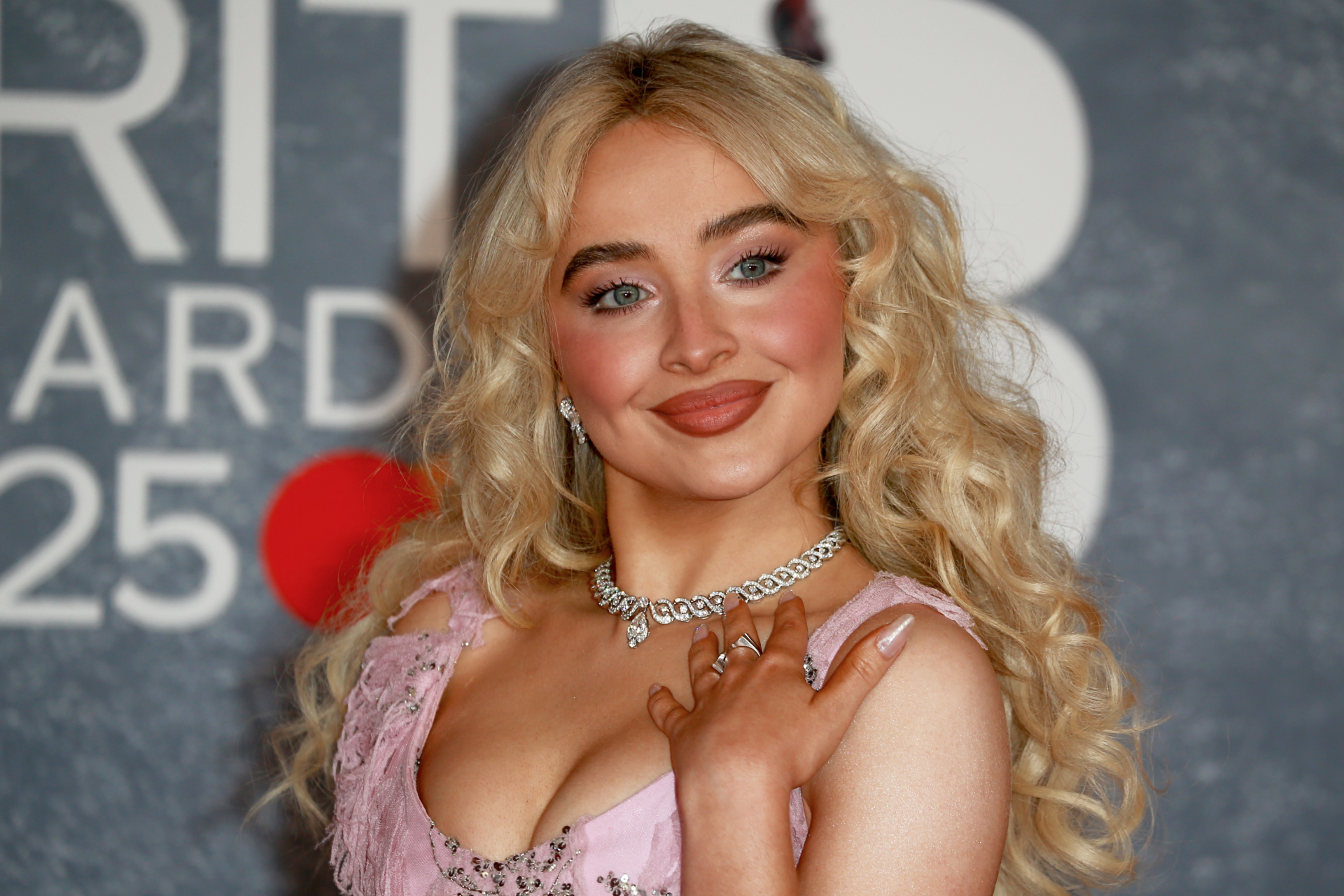 обложка сабрины карпентер